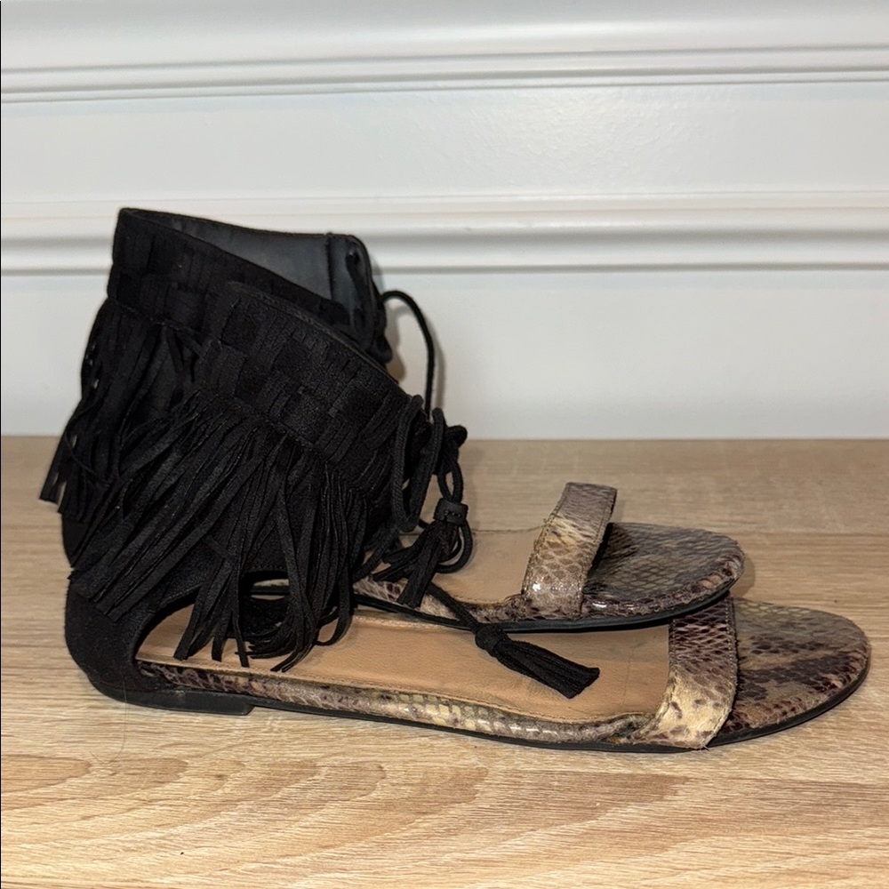 Indigo Rd Black and Brown and leopard SZ 8M Fringe Sandals Flat‎